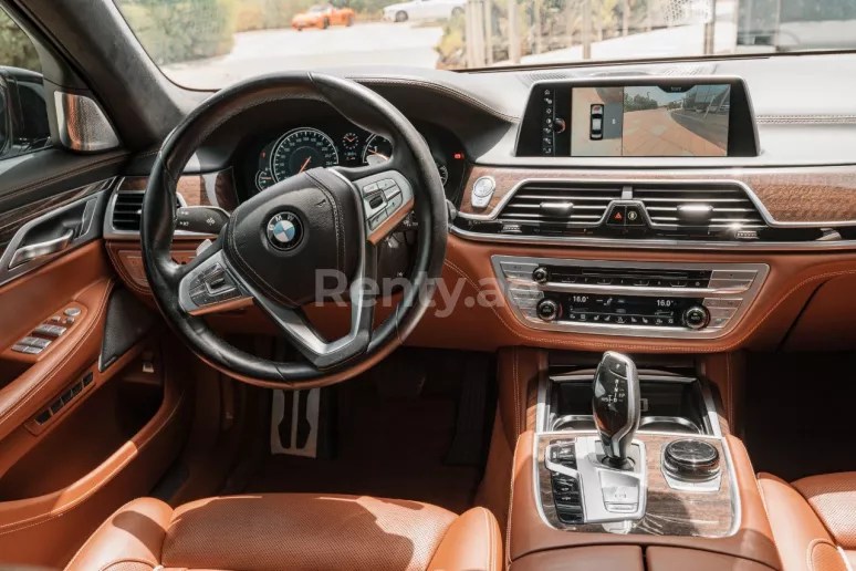 BMW 750 XDrive (Bianca), 2018 in affitto a Dubai