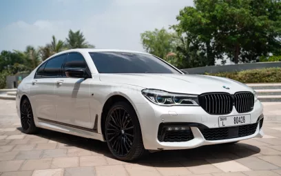 Dubai'de kiralık BMW 750 XDrive (Beyaz), 2018