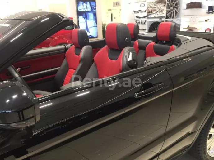 在迪拜 租 路虎揽胜Evoque (黑色), 2021