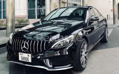 Mercedes C Klasse (Zwart), 2017 te huur in Dubai