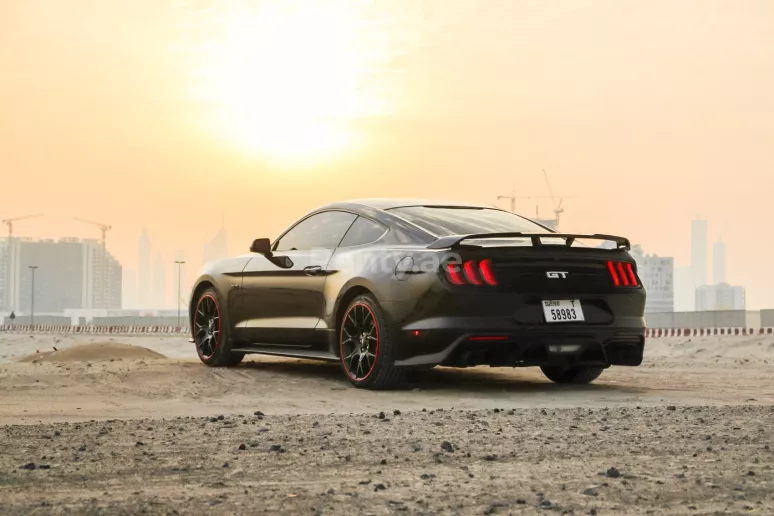 Ford Mustang GT Bodykit (Noir), 2018 &agrave; louer &agrave; Duba&iuml;
