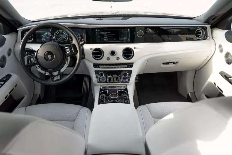 Rolls Royce Ghost (Lila), 2021  zur Miete in Dubai