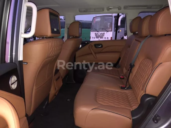 在迪拜 租 英菲尼迪QX80 (深灰色), 2021