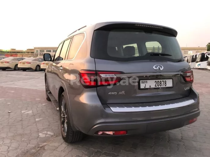 在迪拜 租 英菲尼迪QX80 (深灰色), 2021