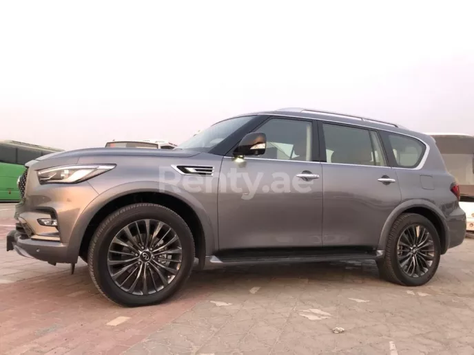 在迪拜 租 英菲尼迪QX80 (深灰色), 2021