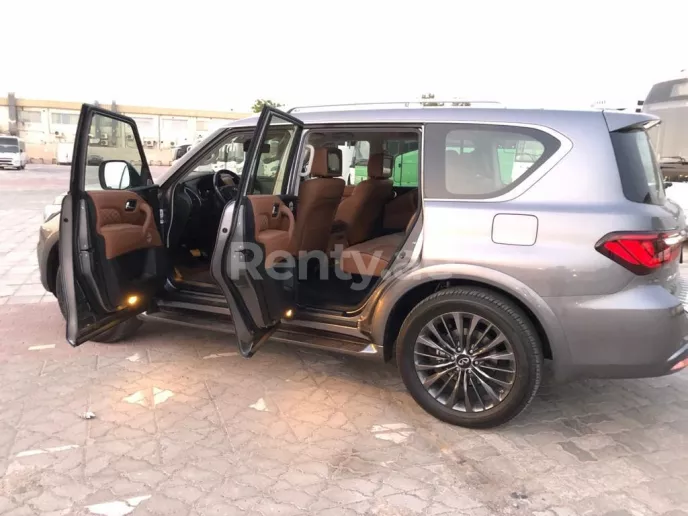 在迪拜 租 英菲尼迪QX80 (深灰色), 2021