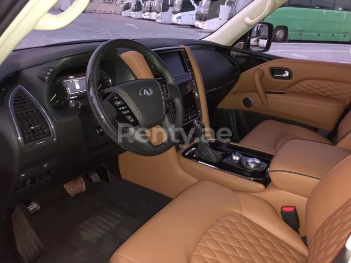 在迪拜 租 英菲尼迪QX80 (深灰色), 2021