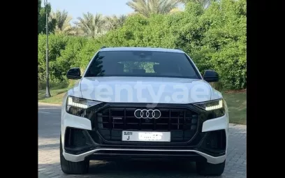 Audi Q8 (Blanco), 2020 para alquiler en Dub&aacute;i