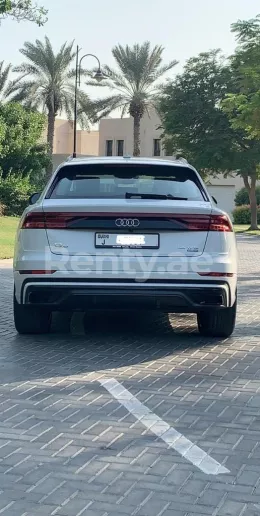 Audi Q8 (Blanco), 2020 para alquiler en Dub&aacute;i