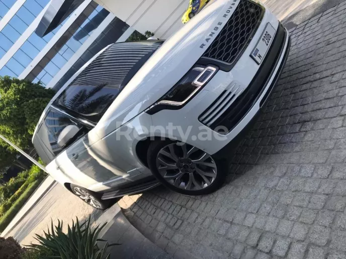 Range Rover Vogue (Blanco), 2019 para alquiler en Dub&aacute;i