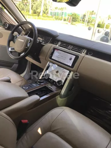 Range Rover Vogue (Blanco), 2019 para alquiler en Dub&aacute;i