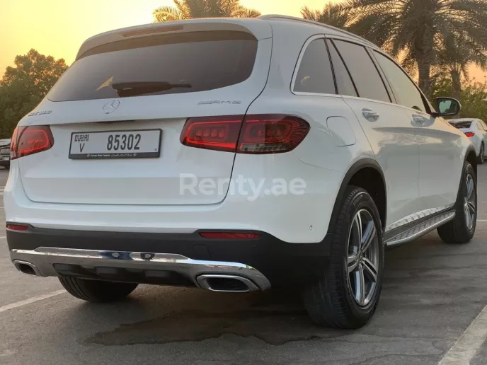 Mercedes GLC (Wei&szlig;), 2021  zur Miete in Dubai