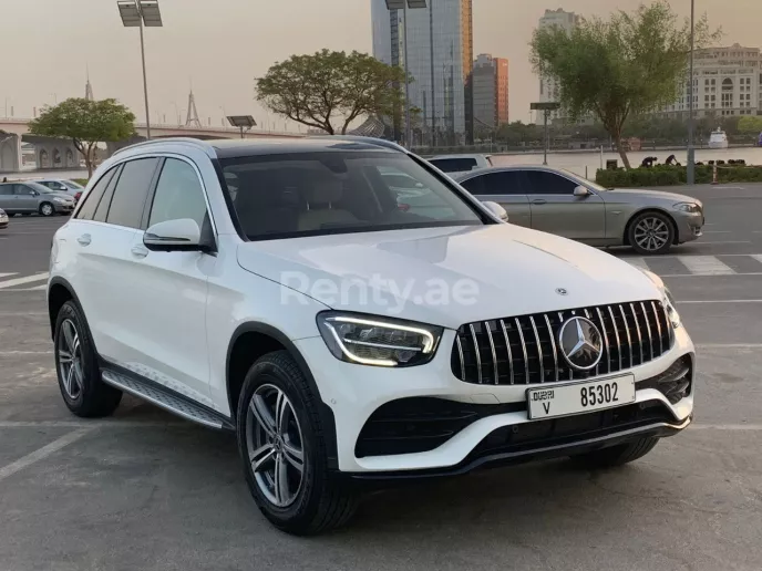 Mercedes GLC (Wei&szlig;), 2021  zur Miete in Dubai