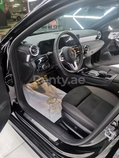在迪拜 租 梅赛德斯A级 220 AMG (黑色), 2021