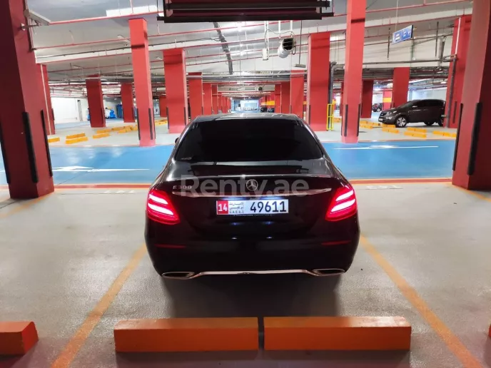 Mercedes E300 Class (Negro), 2021 para alquiler en Dub&aacute;i