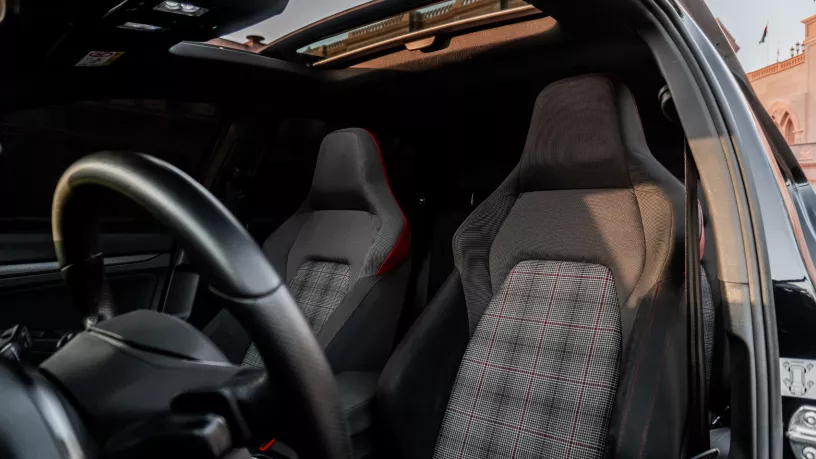 Abu Dabi'de kiralık Golf GTI (Kırmızı), 2021