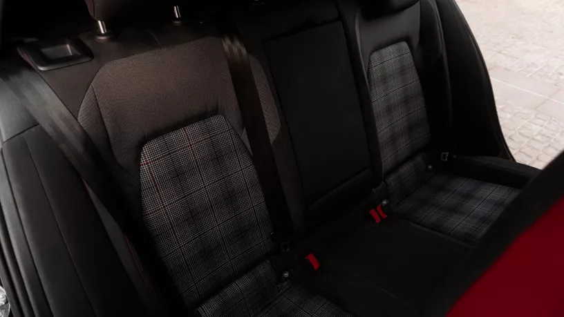 Abu Dabi'de kiralık Golf GTI (Kırmızı), 2021