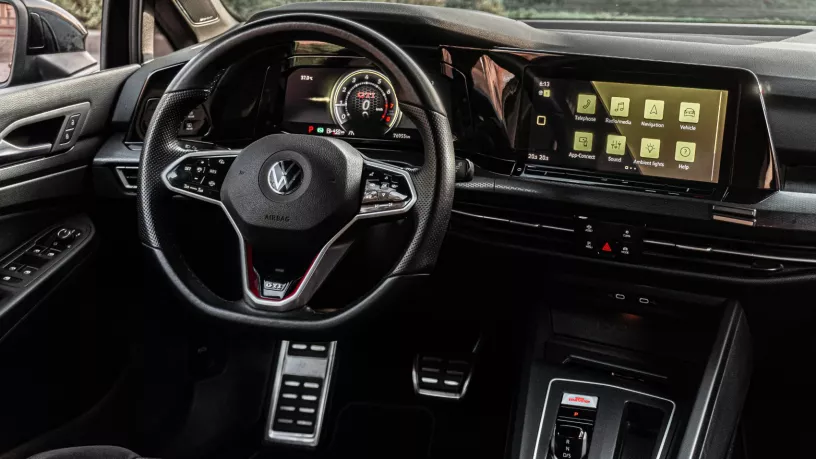 Abu Dabi'de kiralık Golf GTI (Kırmızı), 2021