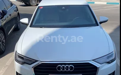 Audi A6 (Blanco), 2021 para alquiler en Dub&aacute;i