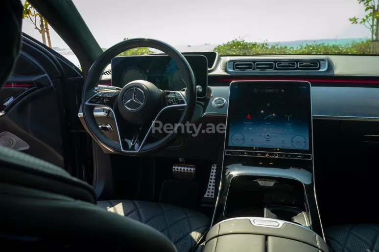 Mercedes S500 (Zwart), 2021 te huur in Dubai
