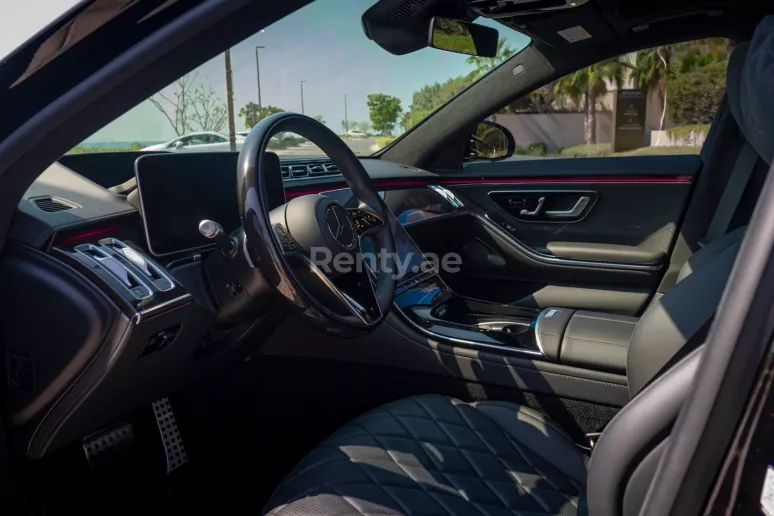 Mercedes S500 (Zwart), 2021 te huur in Dubai