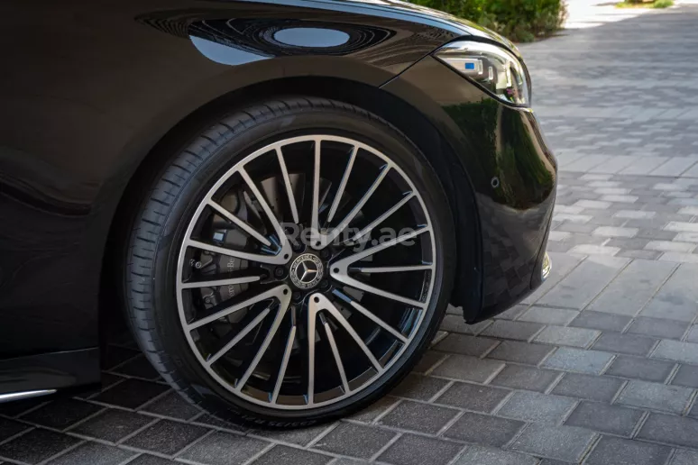 Mercedes S500 (Zwart), 2021 te huur in Dubai