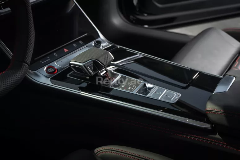 Audi RS6 (Negro), 2021 para alquiler en Dub&aacute;i