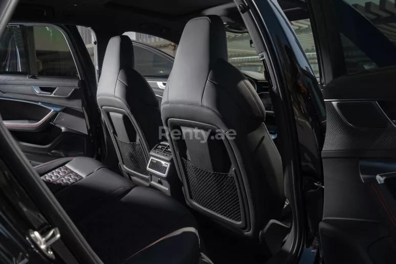Audi RS6 (Negro), 2021 para alquiler en Dub&aacute;i