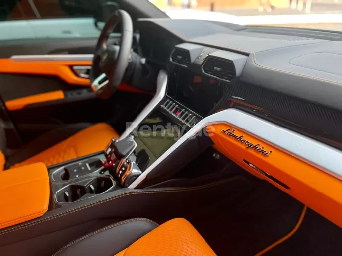 Lamborghini Urus (Schwarz), 2020  zur Miete in Dubai