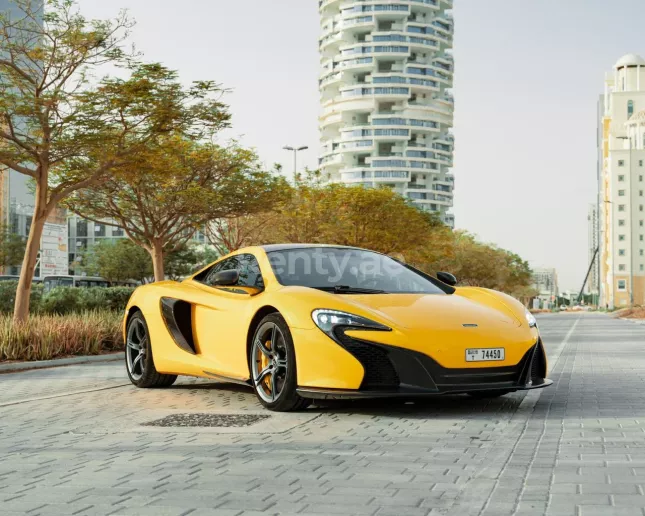 在迪拜 租 迈凯轮650S (黄色), 2017