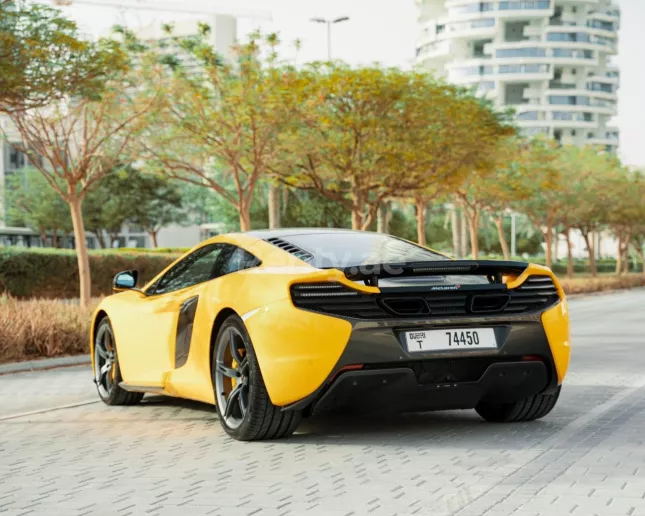 在迪拜 租 迈凯轮650S (黄色), 2017