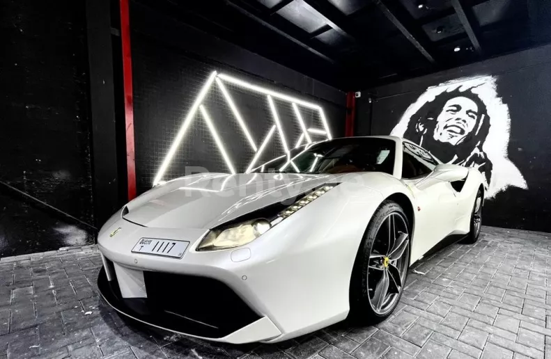 Dubai'de kiralık Ferrari 488 Spyder (Beyaz), 2018
