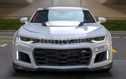 Chevrolet Camaro (Белый), 2018 для аренды в Дубай
