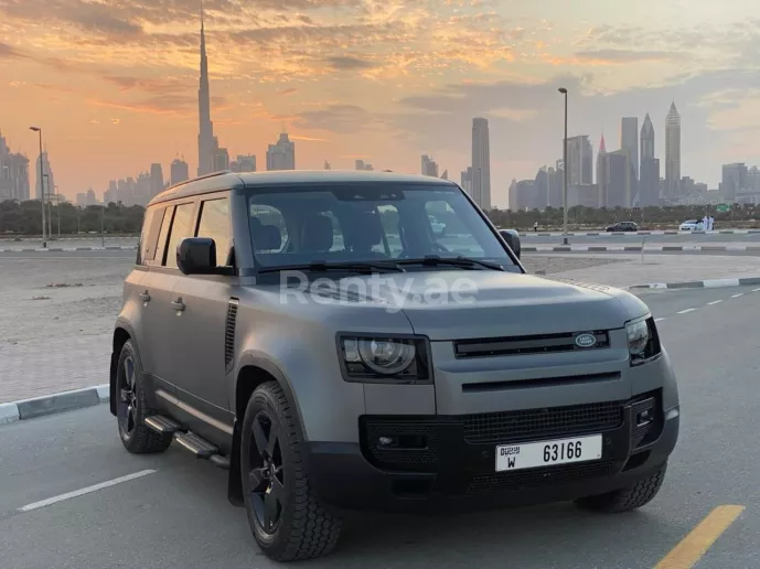 Range Rover Defender (Gris), 2021 para alquiler en Dub&aacute;i