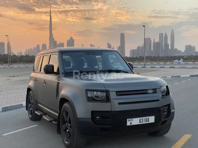 Range Rover Defender (Gris), 2021 para alquiler en Dub&aacute;i