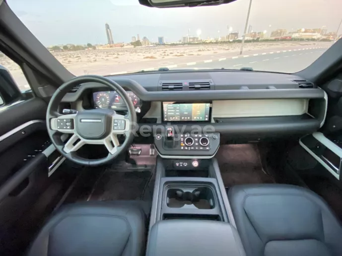Range Rover Defender (Gris), 2021 para alquiler en Dub&aacute;i