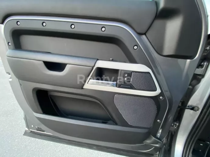 Range Rover Defender (Gris), 2021 para alquiler en Dub&aacute;i