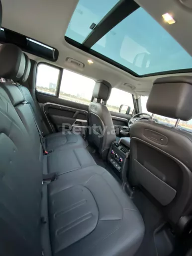 Range Rover Defender (Gris), 2021 para alquiler en Dub&aacute;i