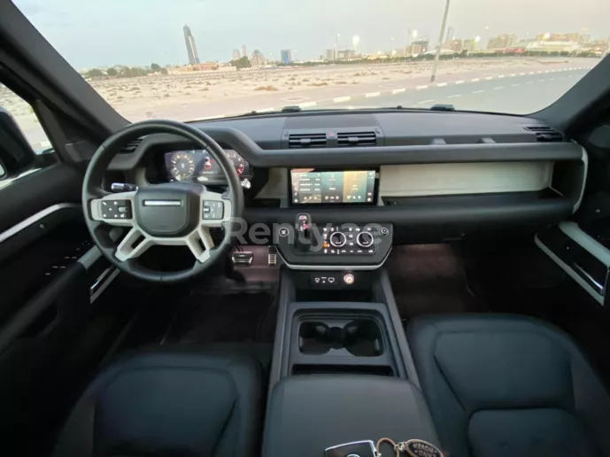 Range Rover Defender (Gris), 2021 para alquiler en Dub&aacute;i