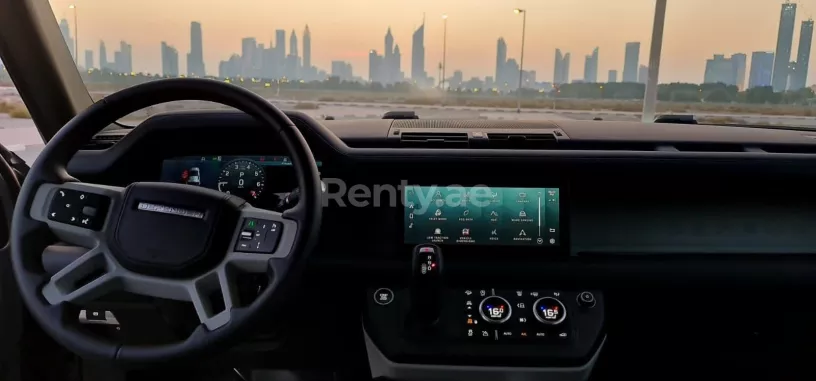 Range Rover Defender (Gris), 2021 para alquiler en Dub&aacute;i