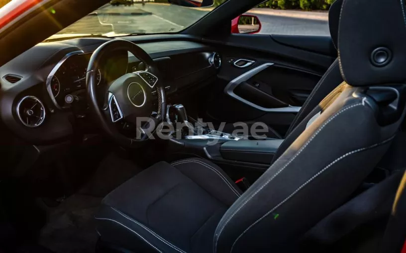 Chevrolet Camaro Cabrio (rojo), 2019 para alquiler en Dub&aacute;i