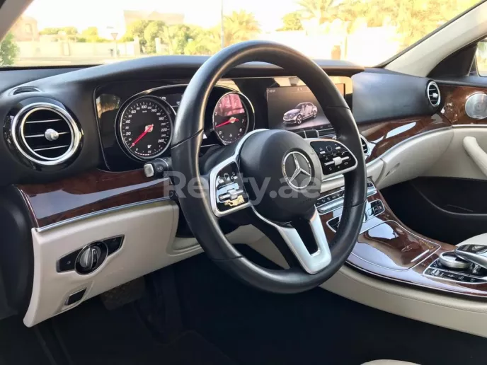 Mercedes E Klasse (Wit), 2019 te huur in Dubai