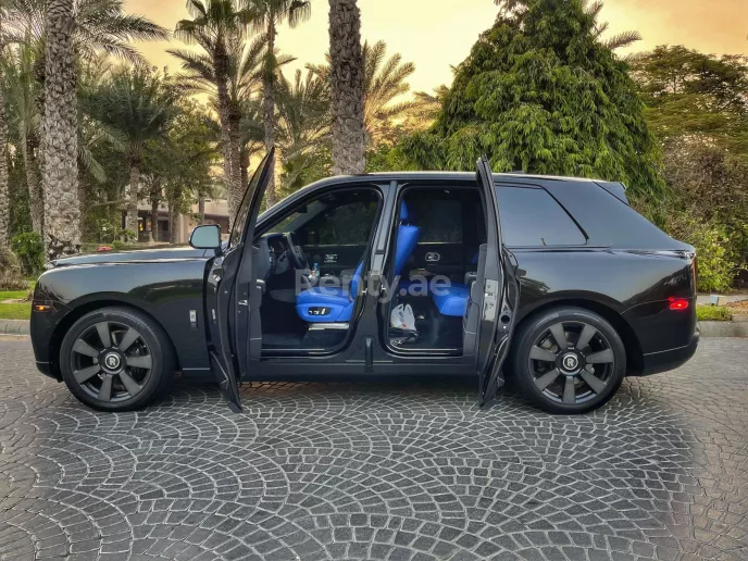 Rolls Royce Cullinan (Negro), 2021 para alquiler en Dub&aacute;i