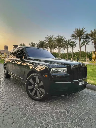 Rolls Royce Cullinan (Negro), 2021 para alquiler en Dub&aacute;i