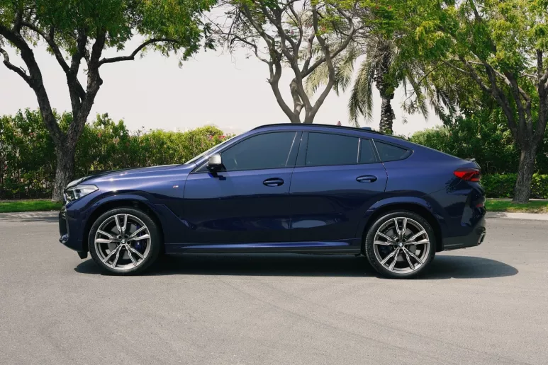 BMW X6 M50 (Azul), 2022 para alquiler en Dub&aacute;i