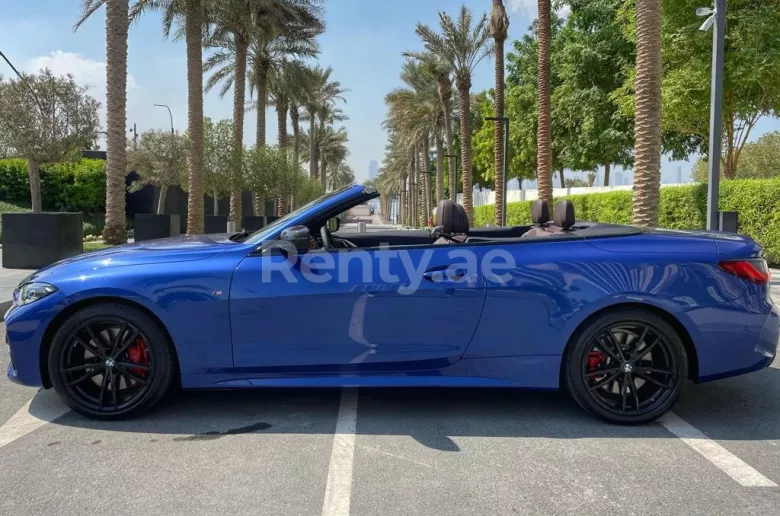 BMW 4 Series, 440i (Azul), 2021 para alquiler en Dub&aacute;i