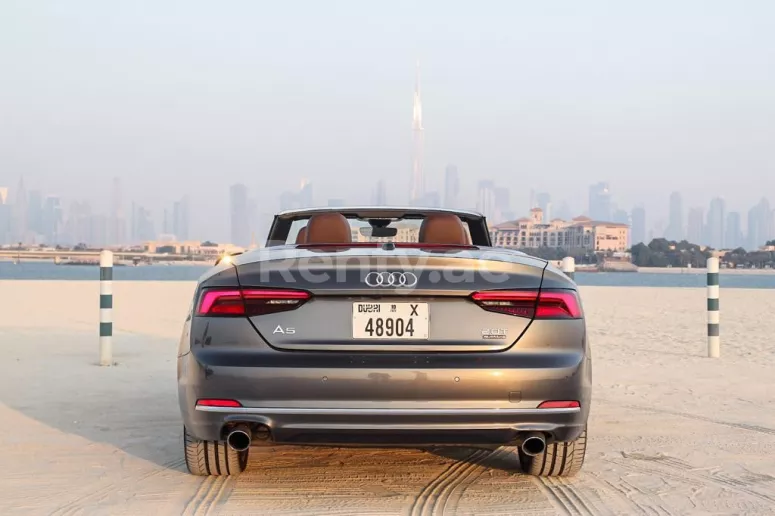Audi A5 2.0T Quattro Convertible (Grau), 2018  zur Miete in Dubai