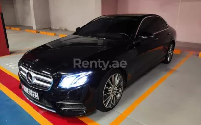 Mercedes E300 Class (Черный), 2020 для аренды в Дубай