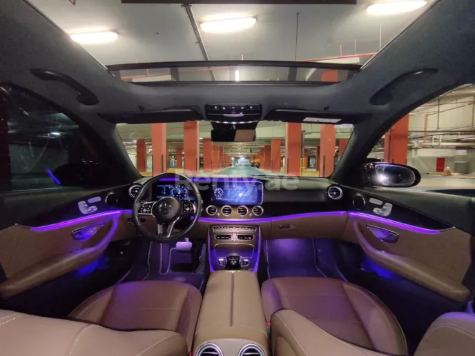 Mercedes E300 Class (Schwarz), 2020  zur Miete in Dubai