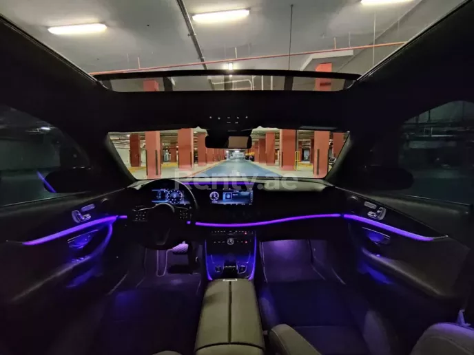 Mercedes E300 Class (Schwarz), 2020  zur Miete in Dubai